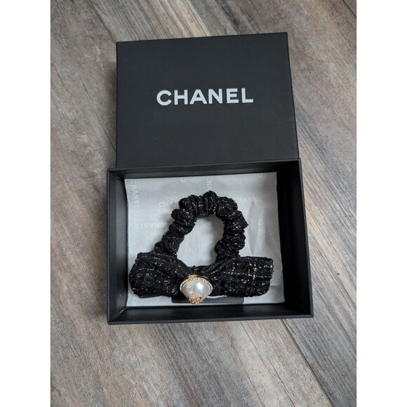 CHANEL Beaute’ Hair Scrunchie Ponytail Holder Pearls and Diamonds Black - Picture 4 of 4